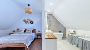 a bedroom with a bed and a bathroom with a tub at Escapade à Blainville-Crevon in Blainville-Crevon