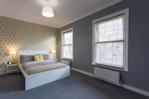 Postel nebo postele na pokoji v ubytování Hastings House - Modern 2 Bedroom House in Central Luton & Near Airport