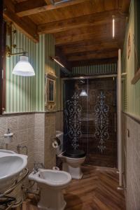a bathroom with two sinks and a toilet and a shower at Regal House Verona REGIMENTAL in Verona