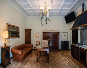 a living room with a couch and a table at Regal House Verona REGIMENTAL in Verona