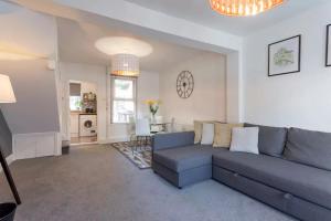 Posezení v ubytování Hastings House - Modern 2 Bedroom House in Central Luton & Near Airport