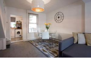 Posezení v ubytování Hastings House - Modern 2 Bedroom House in Central Luton & Near Airport