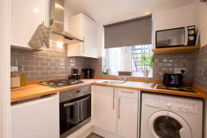 Kuchyň nebo kuchyňský kout v ubytování Hastings House - Modern 2 Bedroom House in Central Luton & Near Airport