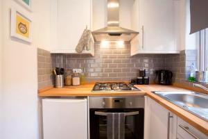 Kuchyň nebo kuchyňský kout v ubytování Hastings House - Modern 2 Bedroom House in Central Luton & Near Airport