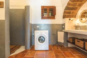 a laundry room with a washing machine in a room at Dammuso del Nonno in Pantelleria