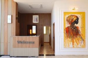 ein Eingang zu einem Geschäft mit einem Gemälde einer Frau in der Unterkunft Hotel El Karim in Oujda + 26 Fotos