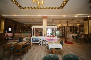 ein Restaurant mit einem Servierwagen mitten im Raum in der Unterkunft Hotel El Karim in Oujda
