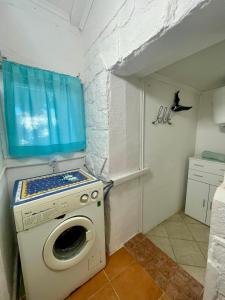 a washer and dryer in a small room at Bungalow Punta in Umag