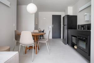 a kitchen and dining room with a table and chairs at Tabas - Renata Edifício - Vila Buarque in São Paulo