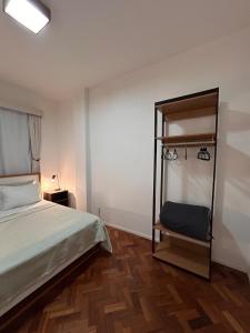 a bedroom with a bed and a wooden floor at Apê 5 min da praia de Copacabana, Pet Friendly in Rio de Janeiro +25 photos