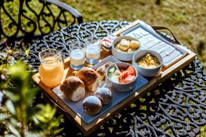 a tray of food and drinks on a table at Smart Hotel Reserva Campos do Jordão in Campos do Jordão