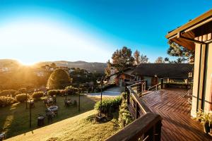 a deck with a view of a yard at Smart Hotel Reserva Campos do Jordão in Campos do Jordão