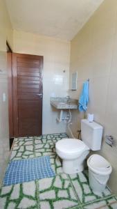 a bathroom with a toilet and a sink at Hostel Casa da Cida II in Pipa