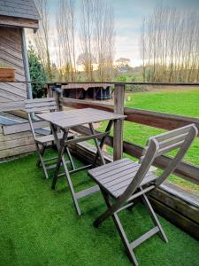 a picnic table and two chairs on a deck at Le Rêve de Poulaines - Camping Naturiste 1 JUIN - 30 SEPTEMBRE et chambres d'hôtes TOUTE L'ANNÉE in Poulaines
