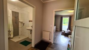 a bathroom with a shower and a sink at 09 Gänseweide - Hof Wiesengrund in Parchtitz