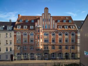 a large red brick building with many windows at Classik Hotel Antonius Köln City in Cologne