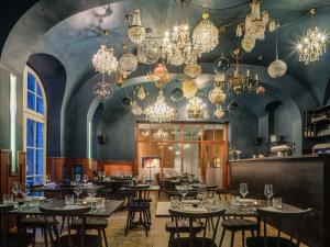 a dining room with tables and chandeliers at Classik Hotel Antonius Köln City in Cologne