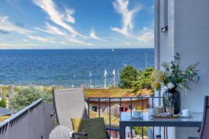 a balcony with a table and a view of the ocean at Ferienwohnung SPA Penthouse Meerlust Baabe in Baabe