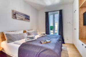 a bedroom with a large bed with towels on it at Ferienwohnung SPA Penthouse Meerlust Baabe in Baabe