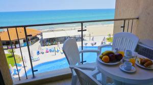 a table with fruit on it with a view of the beach at Apartments Obzor Beach C - Апартаменти Обзор Бийч С in Obzor