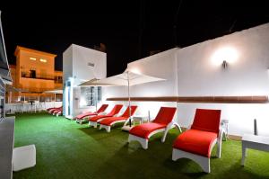 Ein Sitzbereich in der Unterkunft The Zentral Arenal Suites
