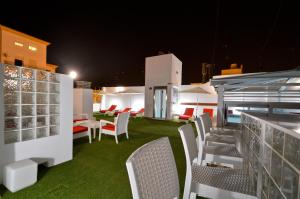 Ein Sitzbereich in der Unterkunft The Zentral Arenal Suites