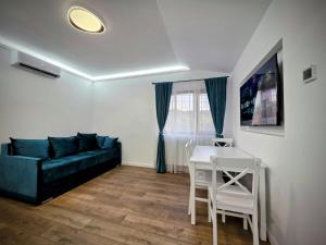a living room with a couch and a table at Family House Deva in Deva