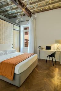 ローマにあるBoutique Centrale Palace Hotelのベッドルーム1室(ベッド1台、ノートパソコン付きのデスク付)