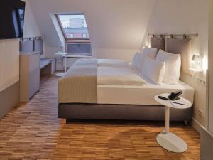 a hotel room with a bed and a window at Classik Hotel Hackescher Markt - Self Check In in Berlin