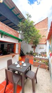 a patio with a table and chairs in a yard at Alta Vibracion Casa Boutique in Villa de Leyva