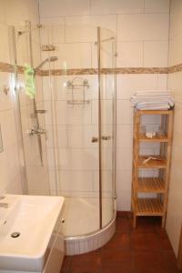 Koupelna v ubytování Hupfmühle Pension + 37 fotografií