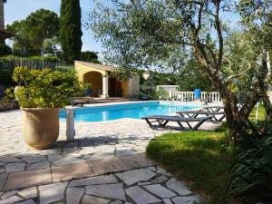 a swimming pool with a table and a picnic table at Gîte Côté Sud in Vagnas