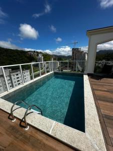 a swimming pool on the roof of a building at bauer in Camboriú