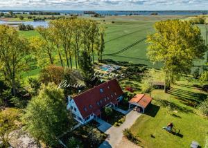 an overhead view of a house with a red roof at Landhaus einer Malerin in Poseritz