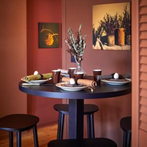 a table in a room with a table set with plates at Le Nid Fleuri - Séjour familial à Tournai in Tournai