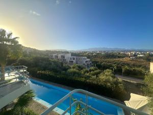 Blick vom Balkon eines Hauses mit Swimmingpool in der Unterkunft Rodon Hotel in Chania