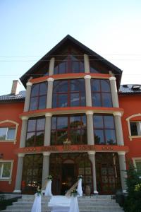 un edificio con dos novias delante de él en Hotel Royal en Zalău