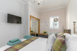 a bedroom with a white bed with a flat screen tv at 2 Bed in Rosyth oc-r30512 in Rosyth