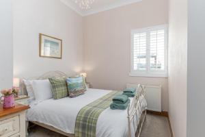 a white bedroom with a bed and a window at 2 Bed in Rosyth oc-r30512 in Rosyth