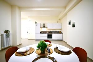 a kitchen and dining room with a table and chairs at Ètoile Palace Gravina in Gravina in Puglia