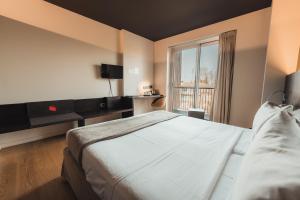 a bedroom with a large bed and a window at Mod 05 Bike Hotel in Castelnuovo del Garda +34 photos