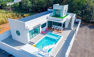 an aerial view of a house with a swimming pool at Panmora Poolvilla Sattahip in Ban Tao Than