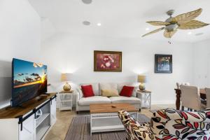 a living room with a couch and a flat screen tv at Buena Vida 23 in Navarre
