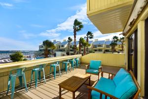 a balcony with chairs and a table and chairs at Buena Vida 23 in Navarre