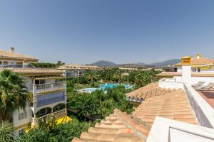 een balkon met uitzicht op het zwembad van een resort bij Puerto Banus Luxury Penthouse in Marbella
