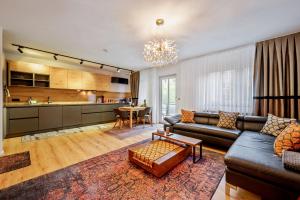a living room with a couch and a table at Diamond Deluxe in Ludwigshafen am Rhein