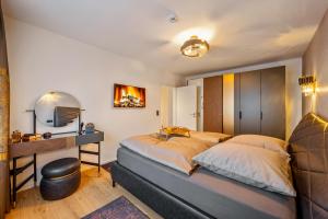 a bedroom with a large bed and a desk at Diamond Deluxe in Ludwigshafen am Rhein