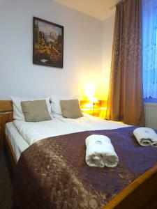 two towels on a bed in a bedroom at Ośrodek Wczasowy Groń Placówka in Białka Tatrzańska