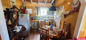 a small kitchen with a table and a refrigerator at Cabaña Terraza del Yates in Puerto del Yate