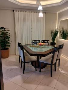 a dining room with a table and chairs at Quarto em Foz, ótima localização em casa familiar in Foz do Iguaçu